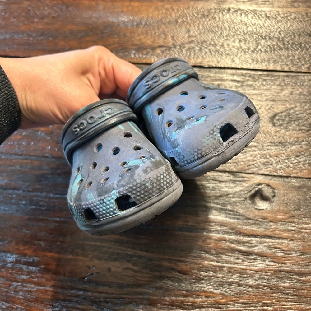 CROCS Kids Classic Clog in Gray and Teal Tie-Dye - Picture 5 of 5